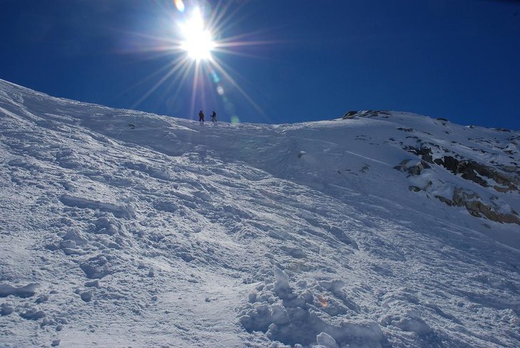 Lite offpist i solen.. Foto: Per Orchideén. Åkare: Ola Nogell och Stockholms-Erik.