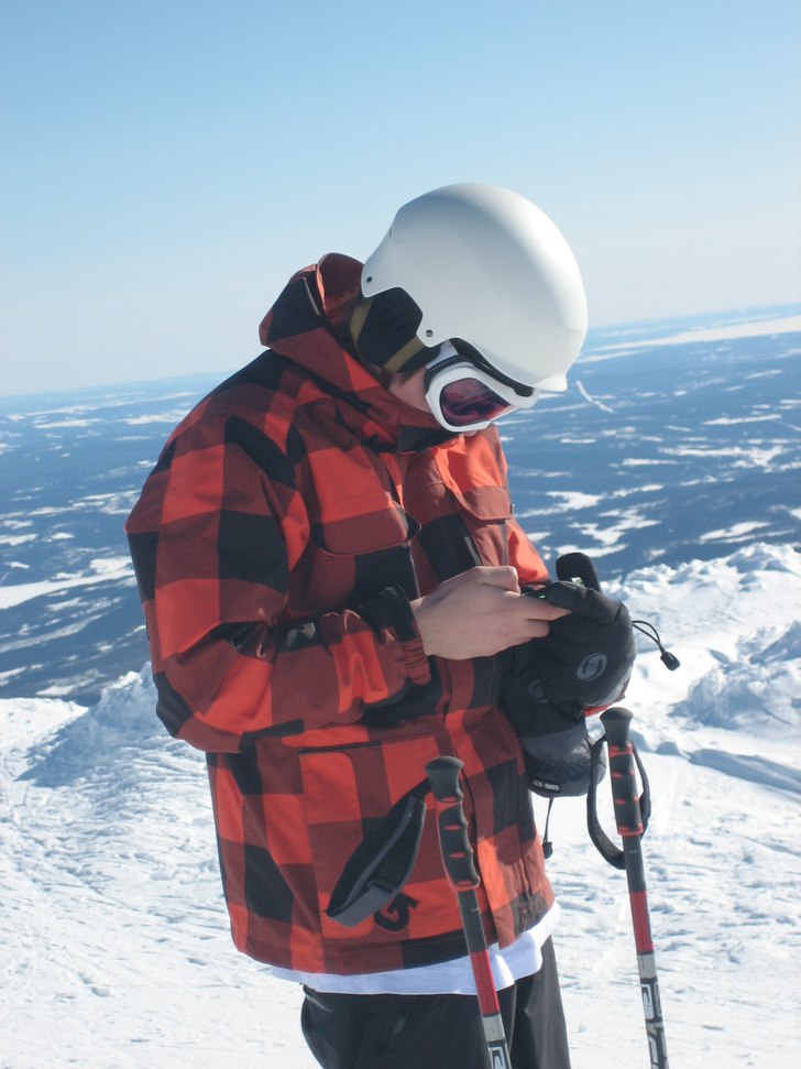 Jag högst upp på toppen med telefonen =). Foto: Mamma. Åkare: Anton Nordenberg.