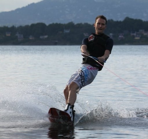 Wakeboarding i Oslofjorden, utanför Malmøya.. Foto: Johan Eriksson. Åkare: Peter Kocic.