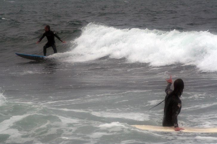 Vi älskar vind. Med vind blir det surf och när d. Foto: Ola Kalén. Åkare: Erik Svedbäck, hårdrocks sign-Lirum.
