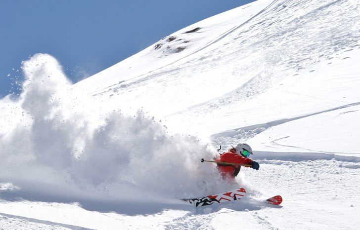 Massivt sväng av Robban snön yr och jag ler.. Foto: Adam Jonsson. Åkare: Robin Ljungqwist.