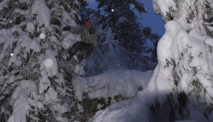 Slutet av en snöig dag! Liten wallride på träde. Foto: Alexander Bodén. Åkare: Gustav Bodén.