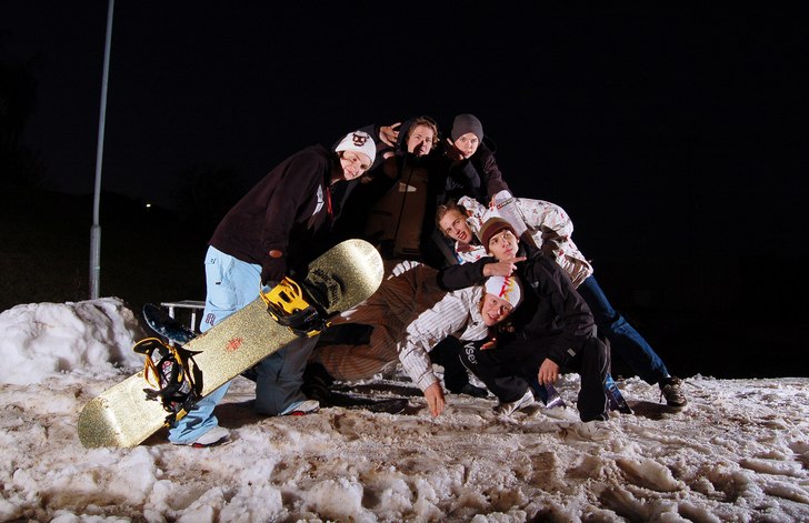 Gruppbild efter en dags jibb i spånga, vid ishall. Foto: André Lindholm. Åkare: Gruppbild-Grabbsen.