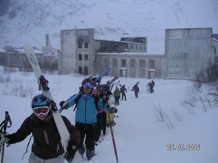 Detta är Ryssland. På väg till liften med uppsn. Foto: Jens Häggström. Åkare: Lisen, Johan mfl..
