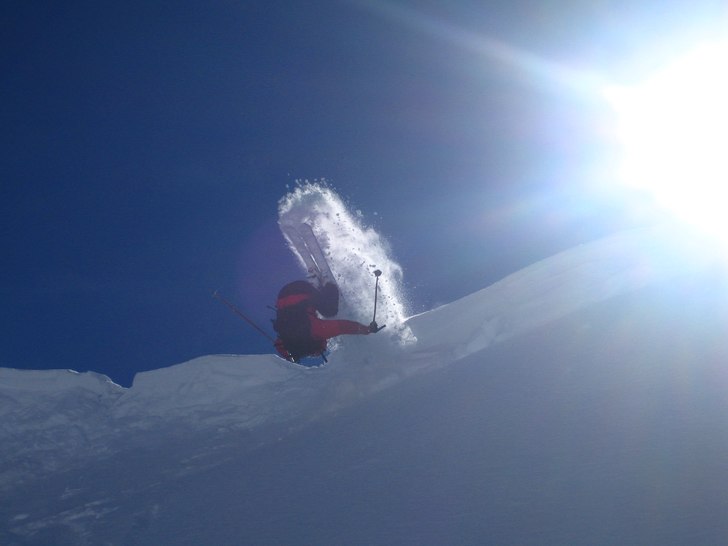 En dag som alla andra... Solen steker, knädjupt f. Foto: Jesper Andersson. Åkare: Fredrik Nordenberg.