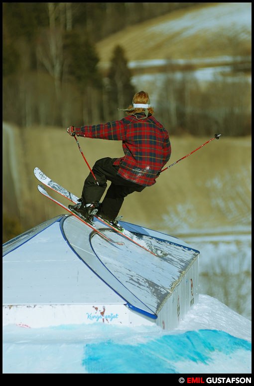 2 bilder tagna av Emil Gustavson. Foto: Emil Gustafson. Åkare: Adam Sjöblom.