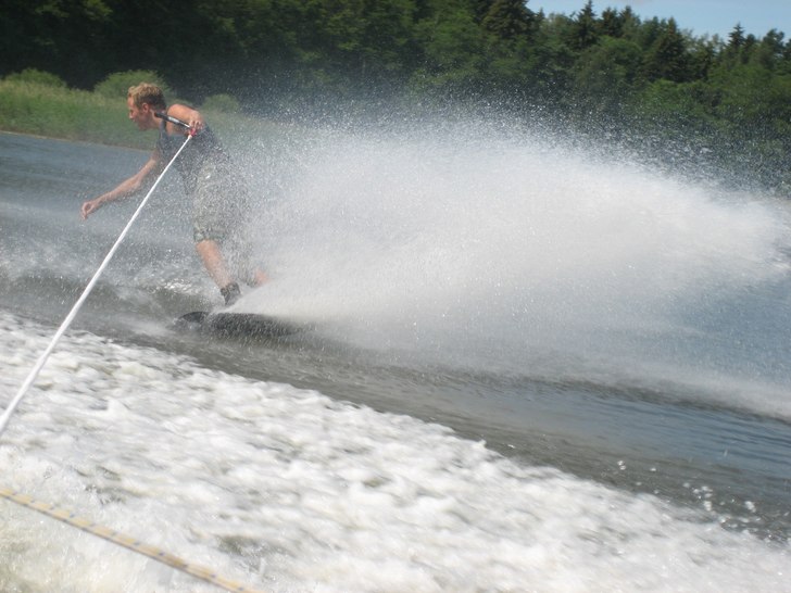 Wakeåkning utanför sommarstugan... Foto: Mange Westerberg.