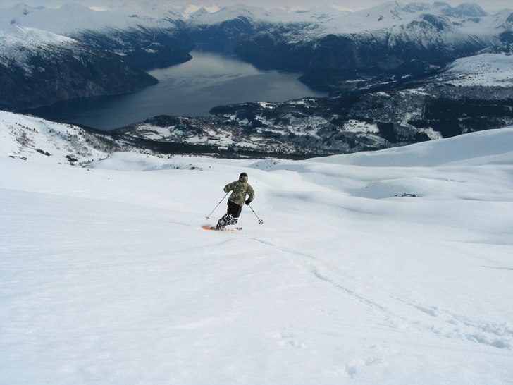 Nedkjøring fra Roaldshorn mot Stranda sentrum.. Foto: B. Rønnestad.