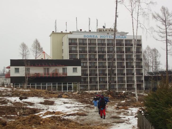 Hotel Uran stod pall när stormen drog fram... Foto: Magnus Johnsson. Åkare: Olle, Björn och Emil.