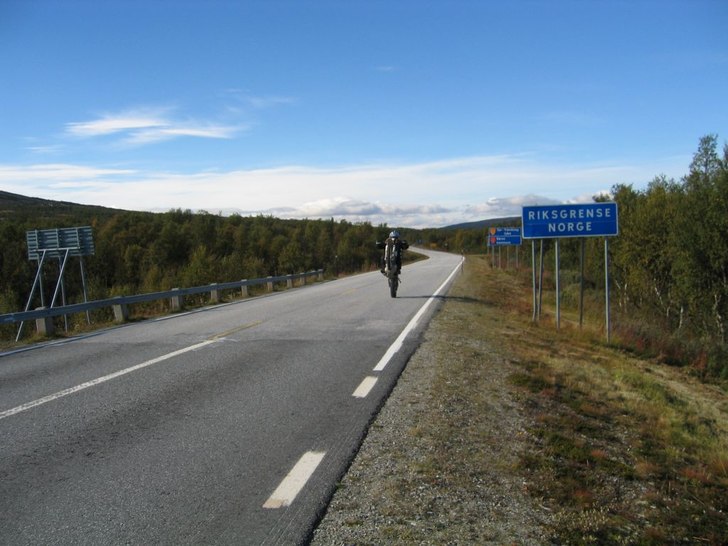 Gränser skall korsas med stil!. Foto: Henrick Almqvist. Åkare: Mathias Jensen.