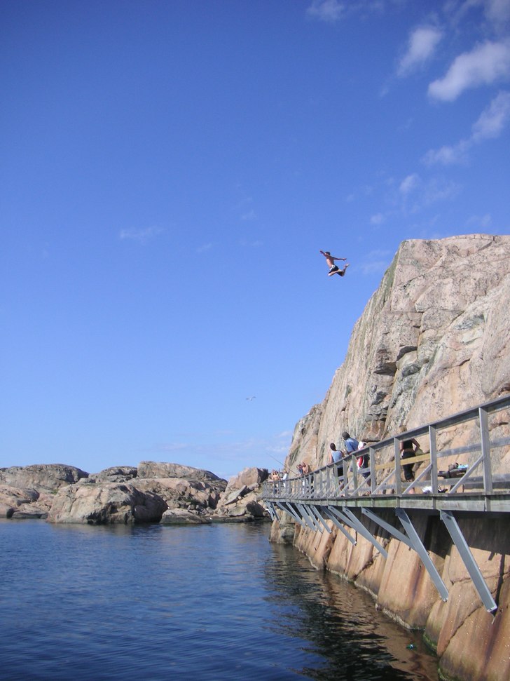 klipphopp i smögen över gångbron. Foto: andreas phil. Åkare: peter broberg.