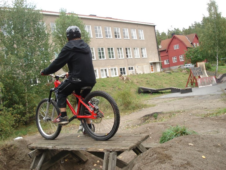 "sitter"på en bänk:P. Foto: Johan taliercio. Åkare: andreas ekstrm.