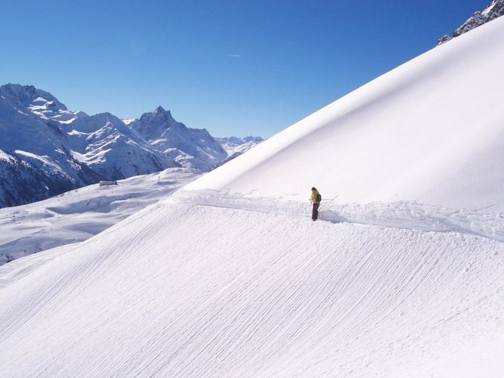 Följer ett skråspår i nysnön.. Foto: Jag. Åkare: Johanna.