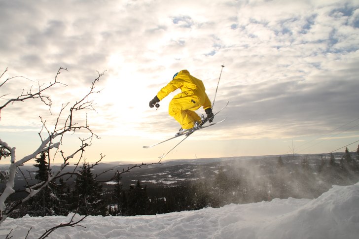 Ett litet offpist hopp i Trysil skogarna. Efter en. Foto: Emanuel Johansson. Åkare: Sakarias Johansson.