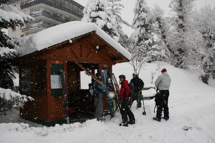 Uj, uj, uj vad det snöar. Väntar på bussen till. Foto: Andreas Lindroth.
