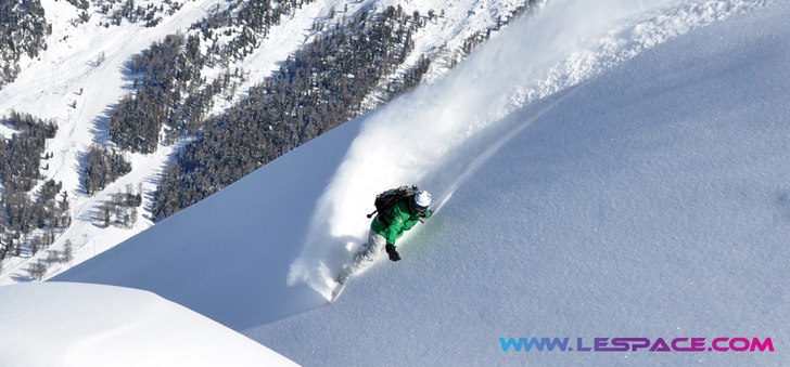Foto: Marc Tomkinson www.lespace.com. Åkare: Andre Israel www.freshtracks.ch.