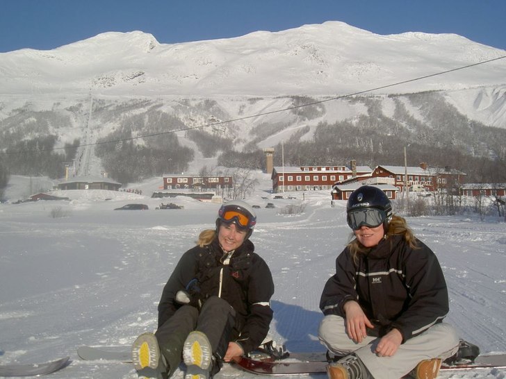 I väntan på Heliski!. Foto: Camilla waara. Åkare: Maria och Camilla.
