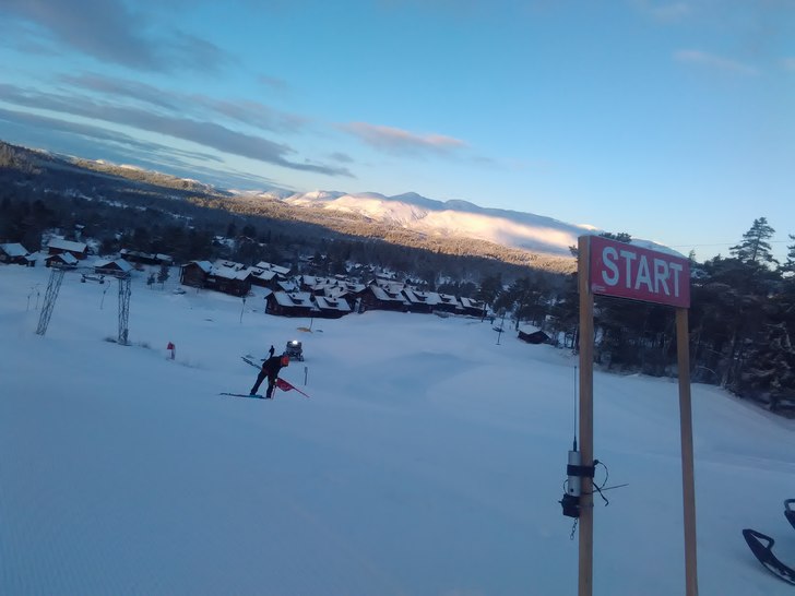 Solen står opp over frisk snø og ny preparerte l.