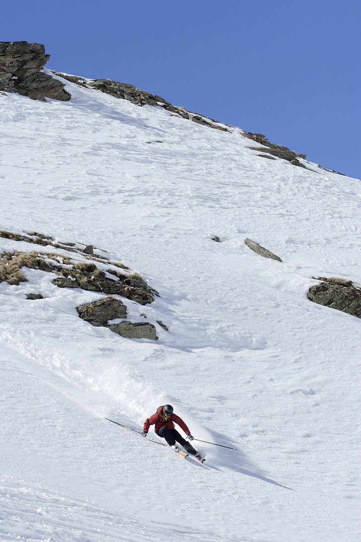 Vårsnö och solen skiner, ibland är det bra att . Foto: Magnus Olsson. Åkare: Joakim Wiberg.