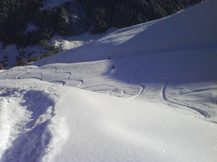 Davos har sina fina delar. Underbar snö och en br. Foto: Kent Gustafsson. Åkare: Stefan Pettersson o Uffe Gustafsson.