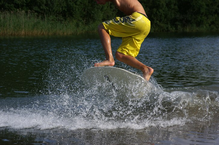 jag gör en pop sovit på skimboarden i grusgropen. Foto: johan. Åkare: ludvig gustafsson.