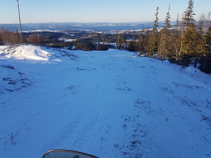 Håper på mere snø
Det er fortsatt forlite snø .