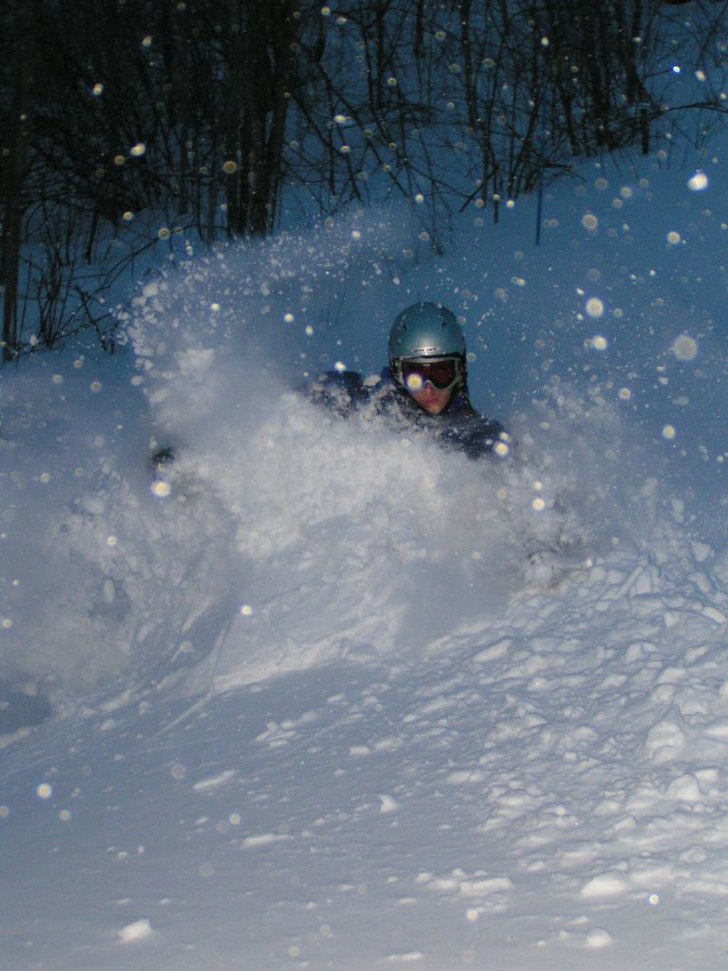 Även i Västra Götaland kan man få en pudersvä. Foto: Bertil Öhlund. Åkare: Johan Öhlund.