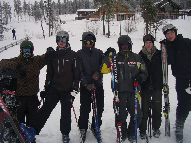 klassresan till idre.. Foto: Ingen aning, men nykter var han inte.. Åkare: några från förra klassen..