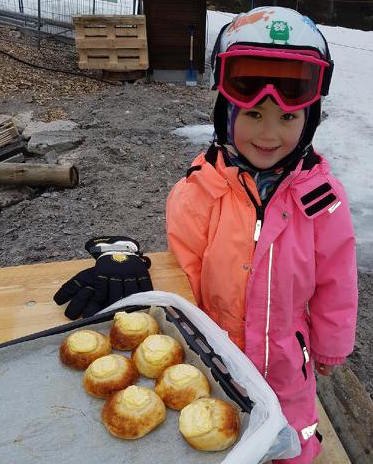 DET GÅR AN Å KOSE SEG MENS VI VENTER PÅ SNØEN
.