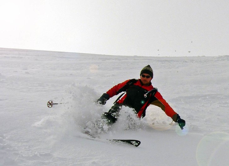 Torr snö i slutet av april. Niels-P kör djupt.... Foto: Björn Biller. Åkare: Niels-Petter Pettersen.