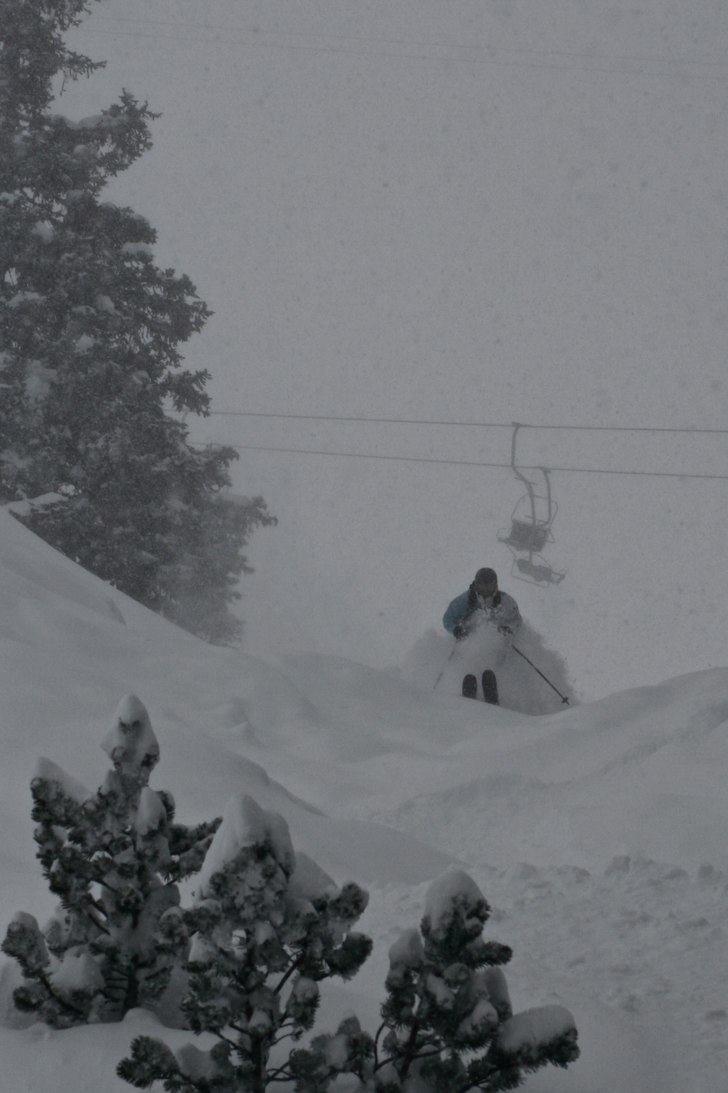 Tungt snöfall i Stubenskogen.. Foto: Felix Grunert. Åkare: Rikard Lindblad.
