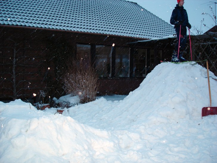 Har man inget hopp får man bygga sig ett, t.ex. h. Foto: Fajer Wennerberg. Åkare: Fabian Wennerberg.