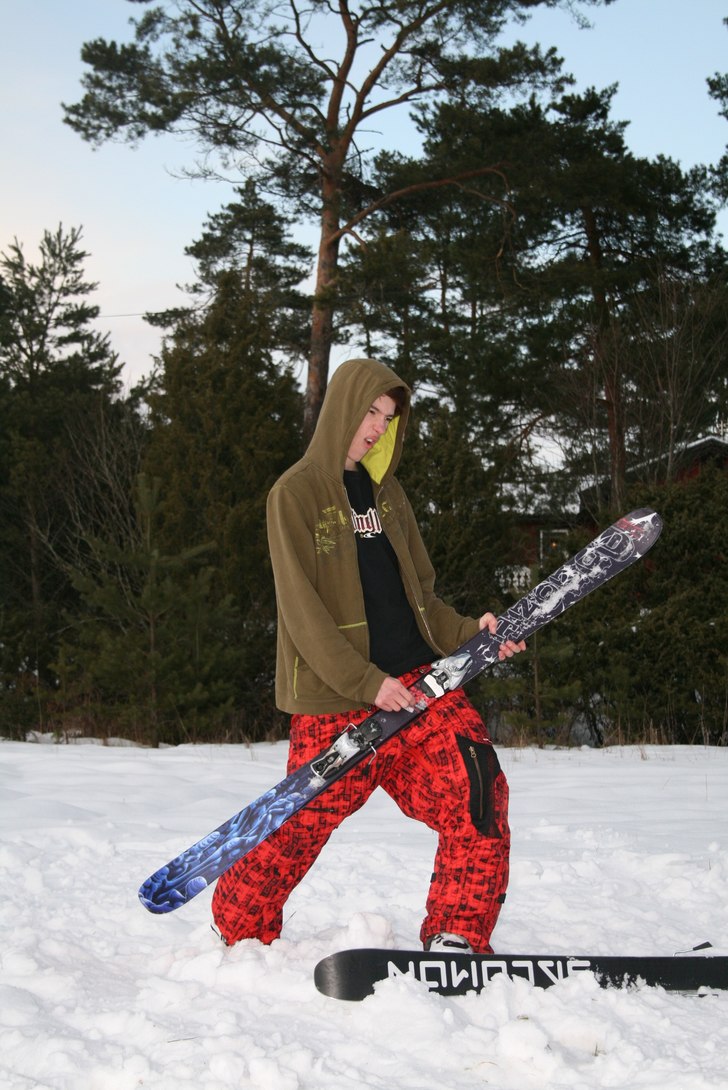 Jens kan även spela gitarr med sina skidor :D. Foto: Sebastian Borg. Åkare: Jens Lindström.