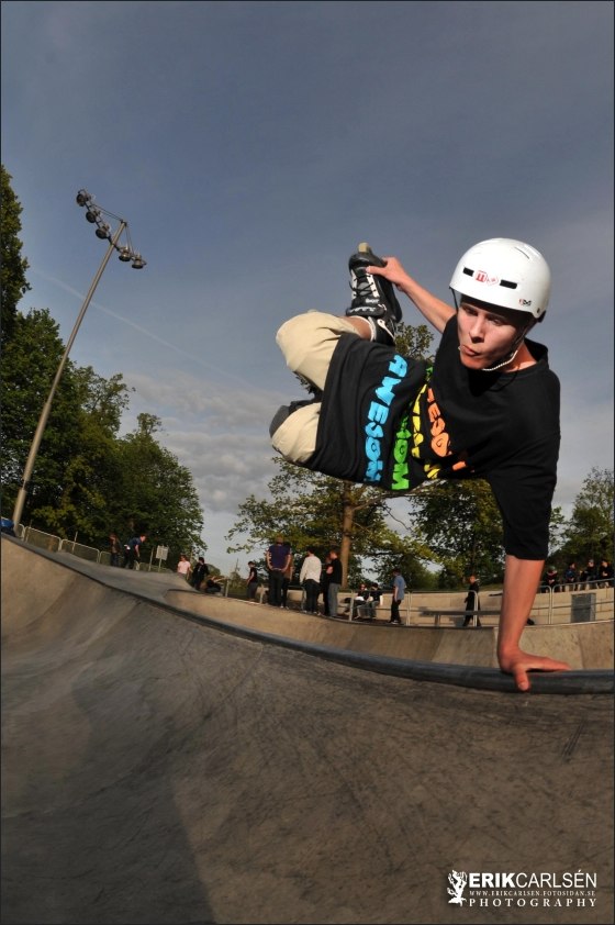 handplant 3 i spinen. Foto: Erik Carlsén. Åkare: Oskar Pedersen.