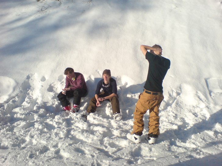 Vi softar efter ett åk i Ravinen.. Foto: Tobias Lindberg. Åkare: Andreas, John, Joel.