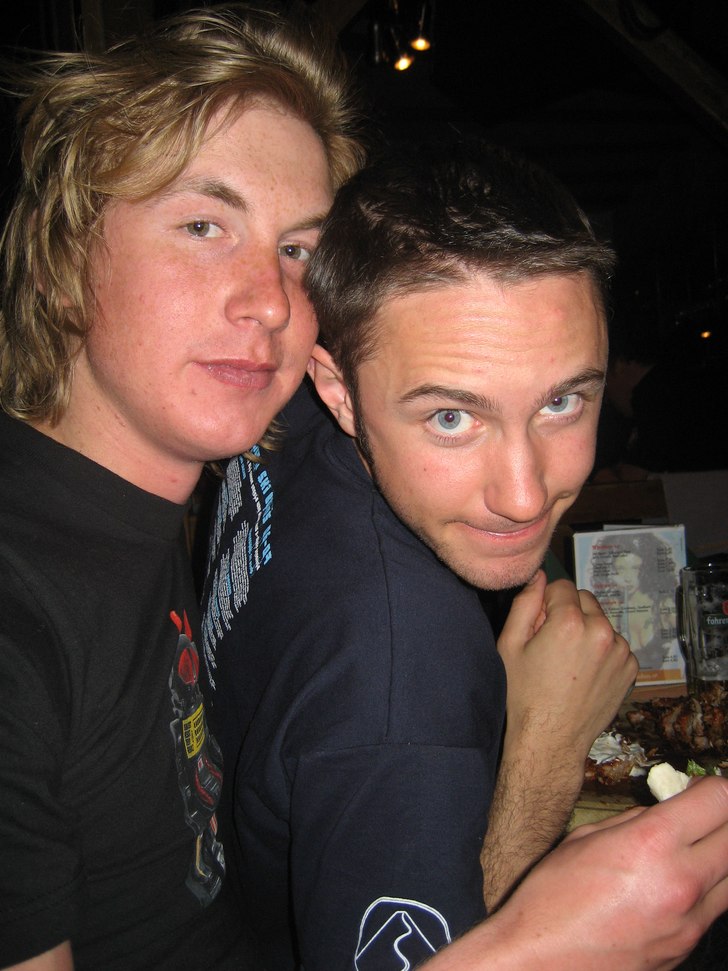 två redaktionsmedlemar, som äter en fin middag p. Åkare: rasmus o victor.