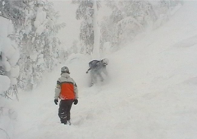 Lagoma snömängder vintern 04/05 (tror jag). Foto: Erik Lundgren. Åkare: Petter Löfgren, Kim Wallén.