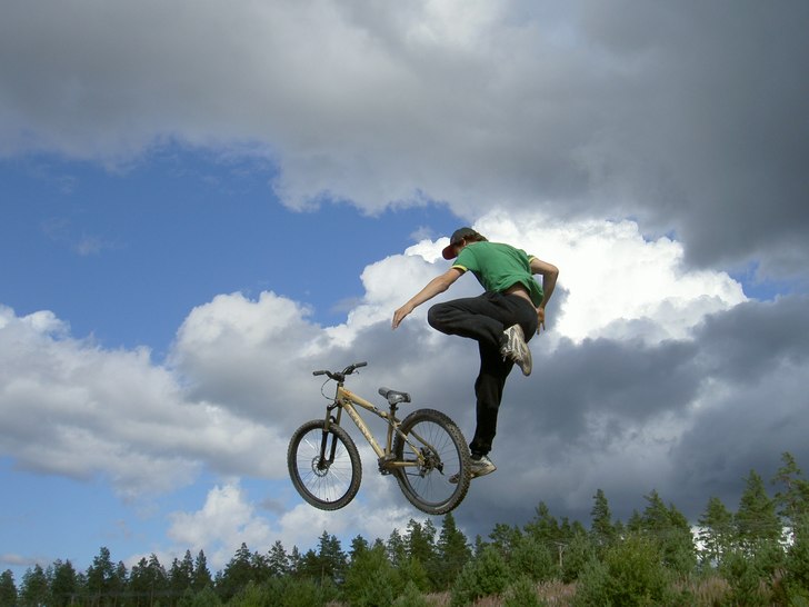 yeee. Foto: vet inte han med kamran kanske. Åkare: det e väl ingen på cyken:S.