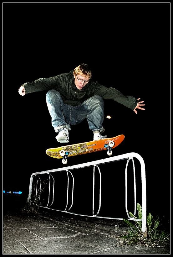 Per i en enkel ollie. Aktiviten var inte uppskatta. Foto: Mattias Ottosson. Åkare: Per Ekstrand.