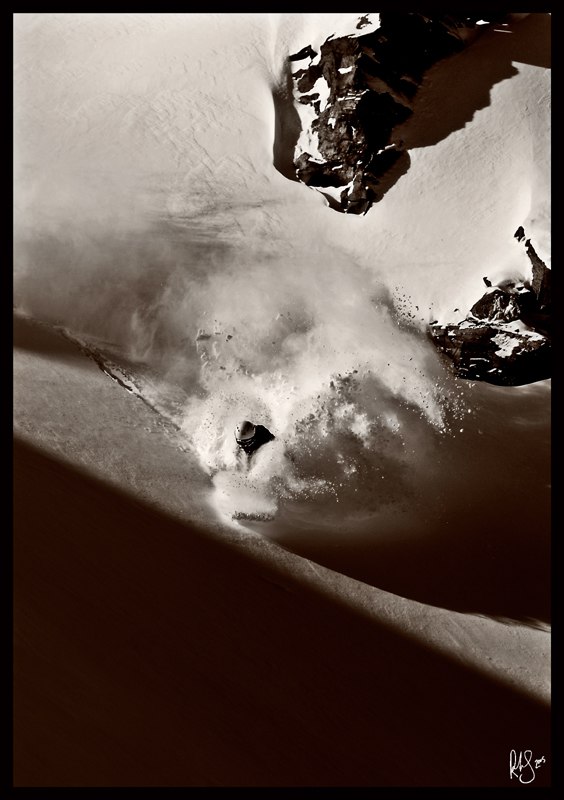 Aksa putting a hard tele turn in some fine snow. Foto: Rob Hamilton-Smith. Åkare: Arska.
