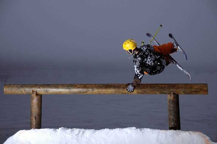 Patrik Fernström och skönt jibb i flottsbro. . Foto: Fredrik Bergqvist. Åkare: Patrik Fernström.