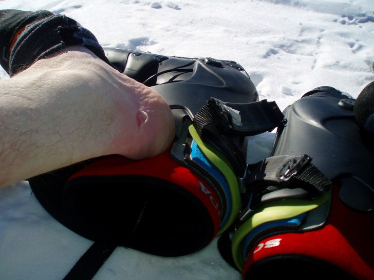 1. Det är dumt att tura med oknäppta pjäxor
2.. Foto: Tobias Liljeroth. Åkare: Mina fötter.