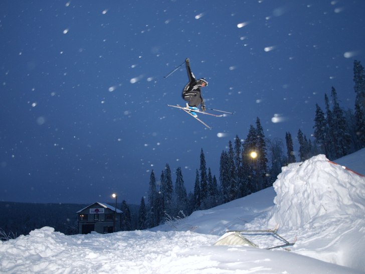 Nya skidor. Härligt hopp byggt av 3 sexiga grabba. Foto: Alexander Åström. Åkare: Robin Stenman.