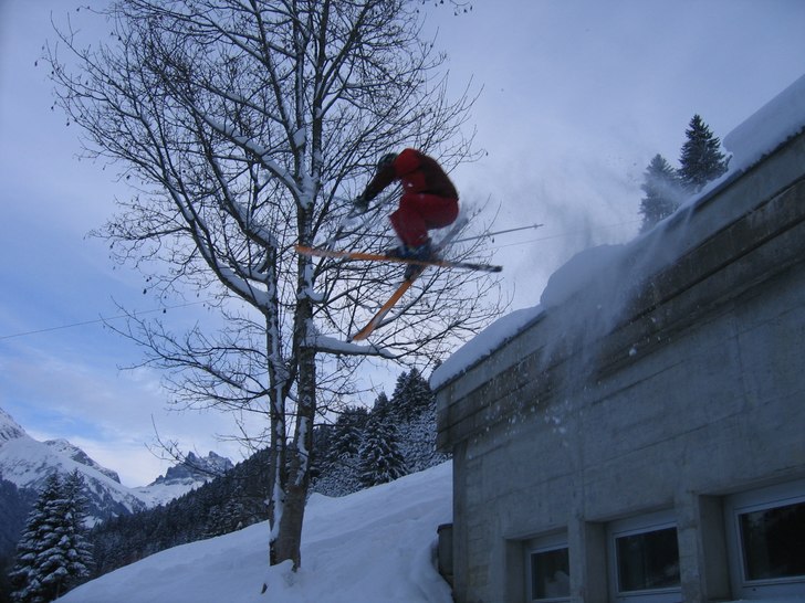 Hoppar ut för ett hus.... Foto: Jesper Jeppsson. Åkare: Christopher Puterman.