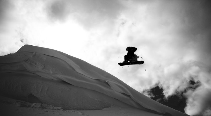 Emil dundrar ut för en rolig snöformation.. Foto: Per Nyberg. Åkare: Emil "Rydellen" Rydell.