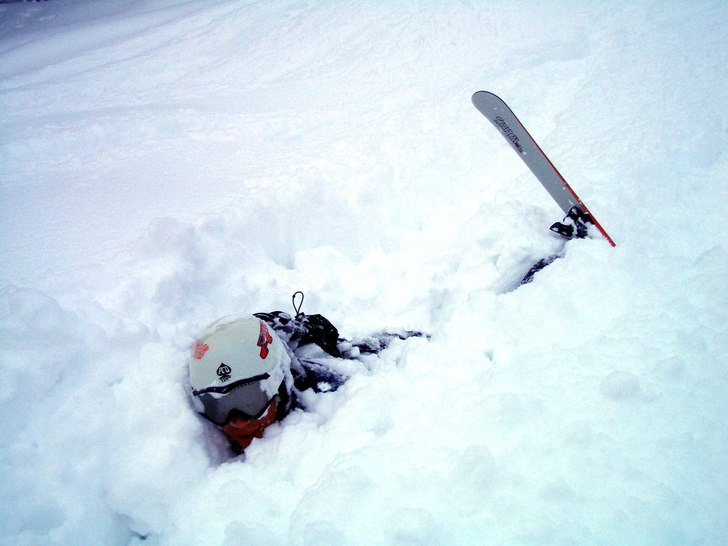 Åka skidor i meterdjup pulversnö är svårt när. Foto: Johan Adolfsson. Åkare: Staffan Skön.