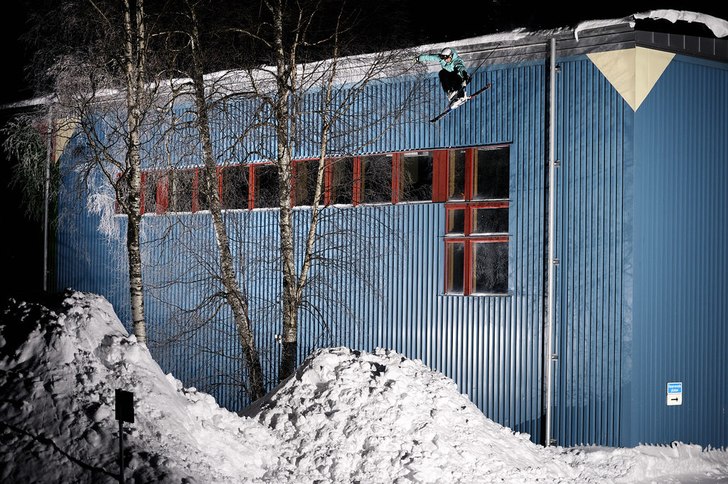 Vi bestämde oss för att hoppa ner för detta fin. Foto: Thomas Charry. Åkare: Elias Henderson.