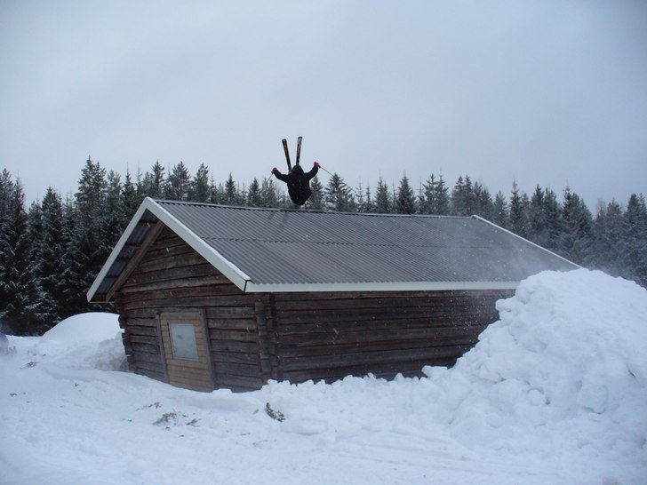 Över ladan i Björnudden!. Foto: Fredrik Nilsson. Åkare: Kristoffer Hjärtström.