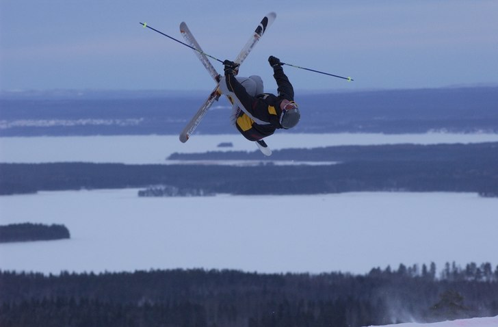 Backflipp över Siljan. Foto: Lars Bengtsson. Åkare: Pontus Bengtsson.
