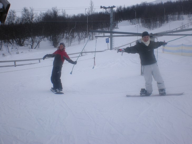 Lek i barnlift! wiiie. Foto: Anton Eriksson. Åkare: Evelina och Kajsa.